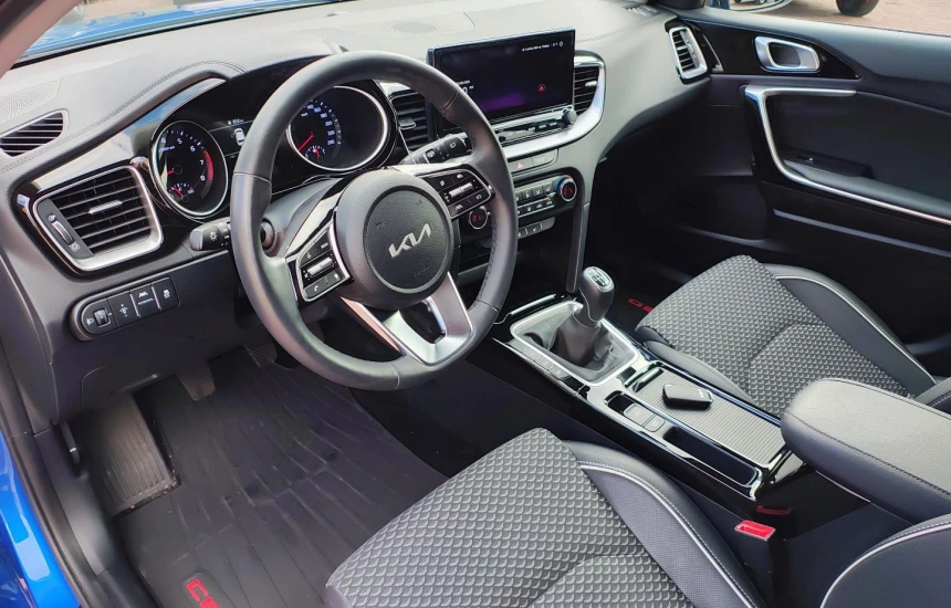 Kia Ceed 1,5T-GDI 6MT MY25 TRIBUTE