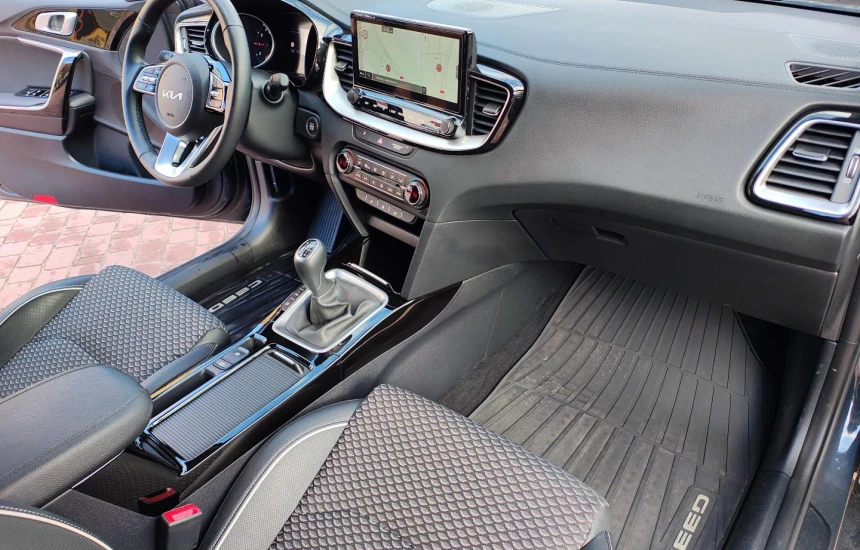 Kia Ceed SW 1,5T-GDI 6MT MY25 TRIBUTE