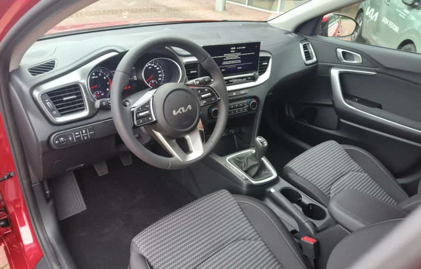 Kia Ceed 1,5T-GDI 6MT MY25 M+SMT
