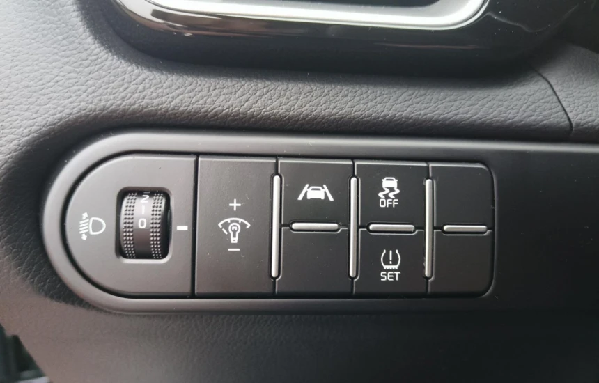 Kia XCeed 1,5T-GDI 7DCT MY25 L+AEB+Panorama