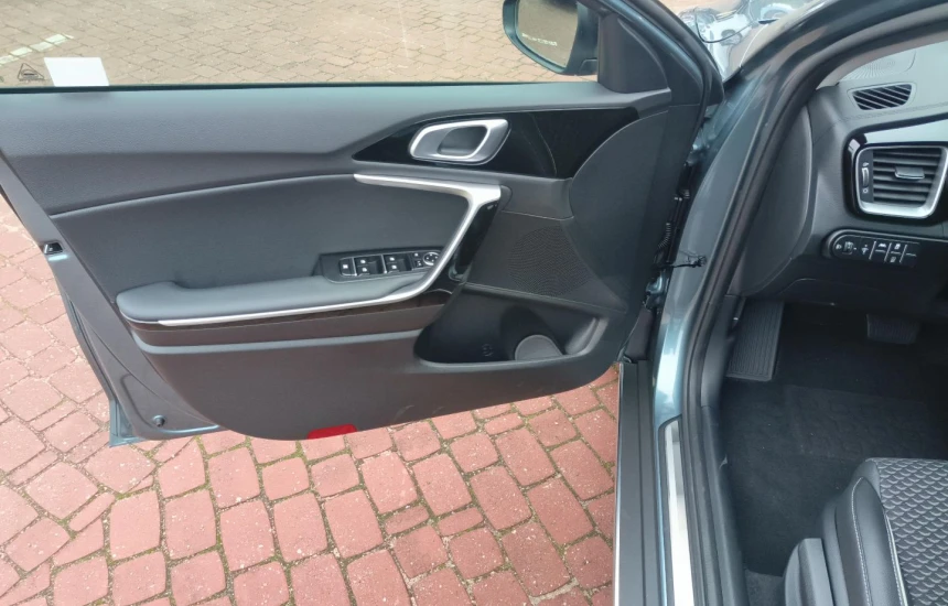 Kia XCeed 1,5T-GDI 7DCT MY25 L+AEB+Panorama