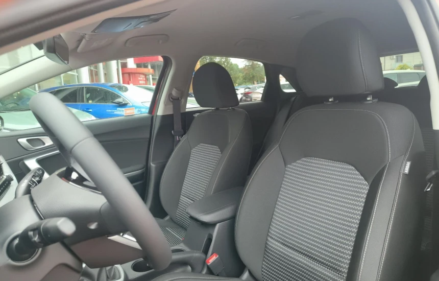 Kia Ceed 1,5T-GDI 6MT MY25 M+SMT