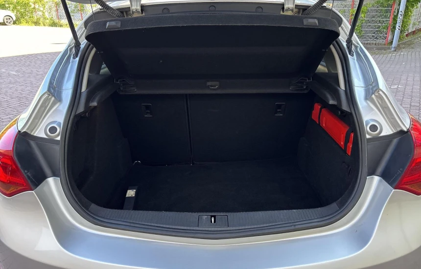 Opel Astra Rezerwacja/ 1.6 Essentia